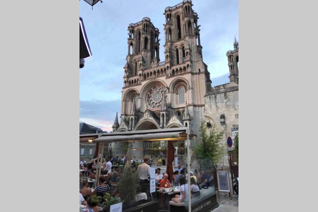 Laon :   Suite privée au pied de la Cathédrale  Esterno foto