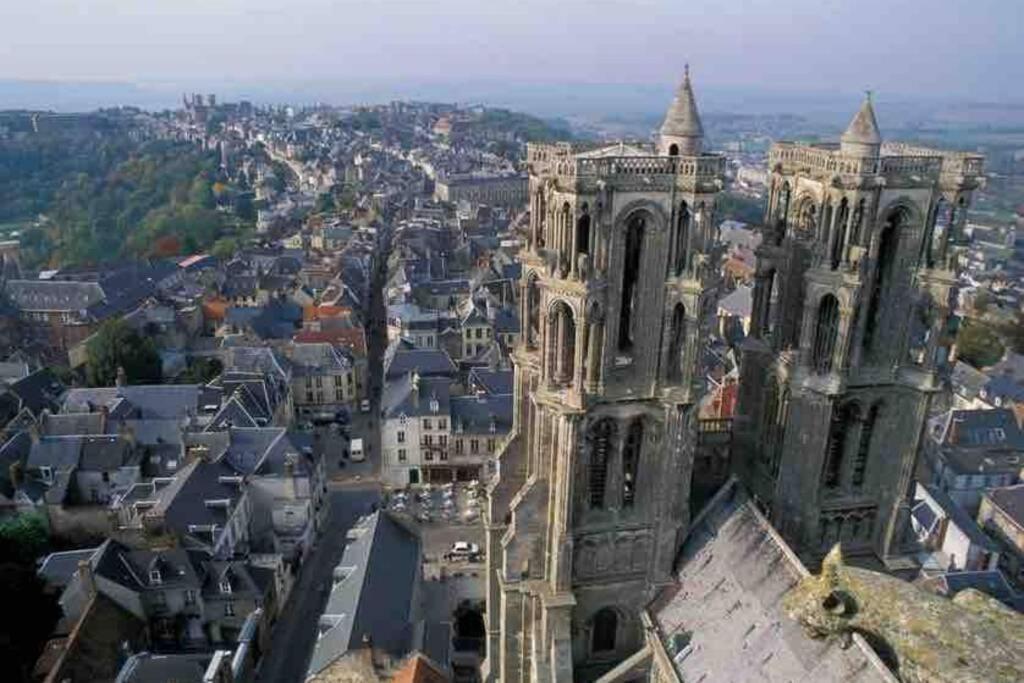Laon :   Suite privée au pied de la Cathédrale  Esterno foto