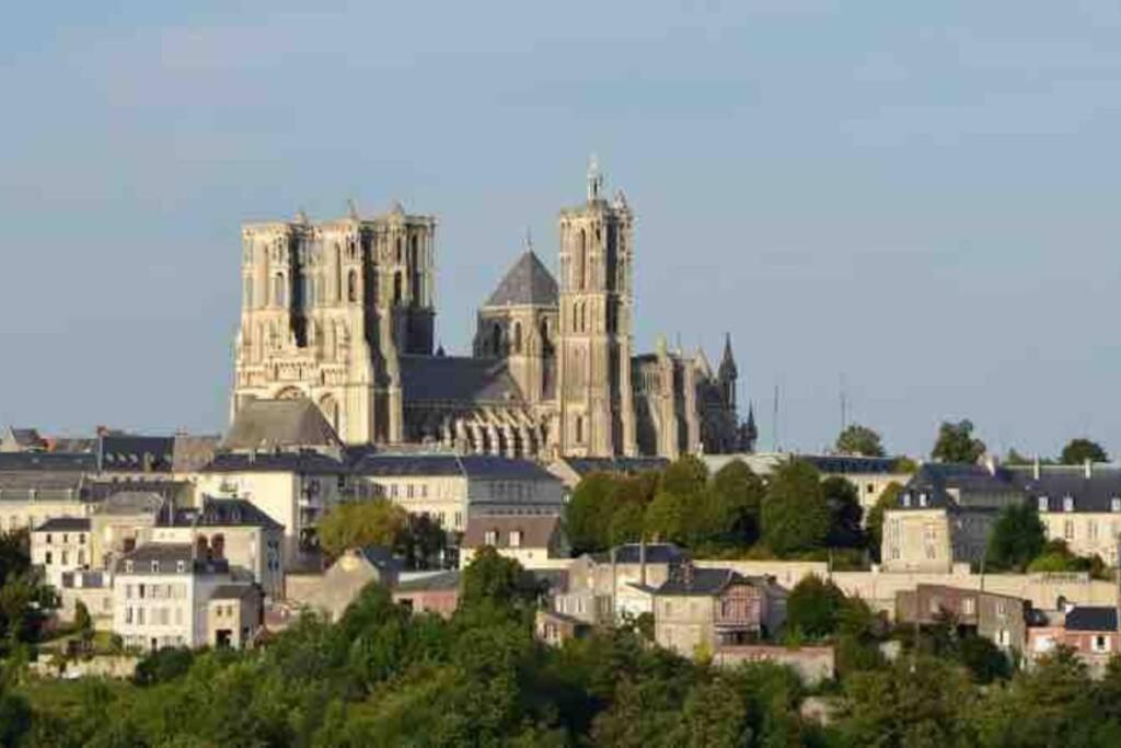 Laon :   Suite privée au pied de la Cathédrale  Esterno foto