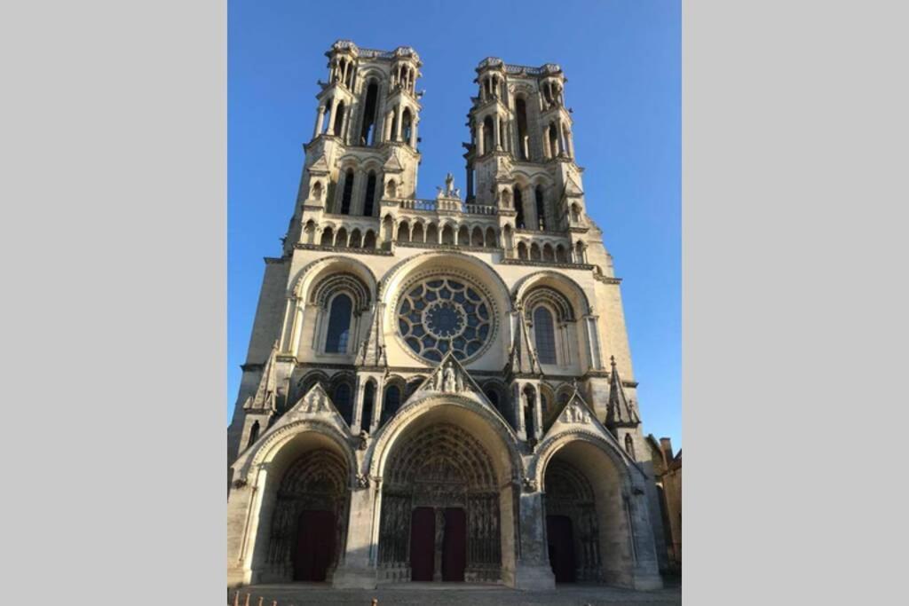 Laon :   Suite privée au pied de la Cathédrale  Esterno foto