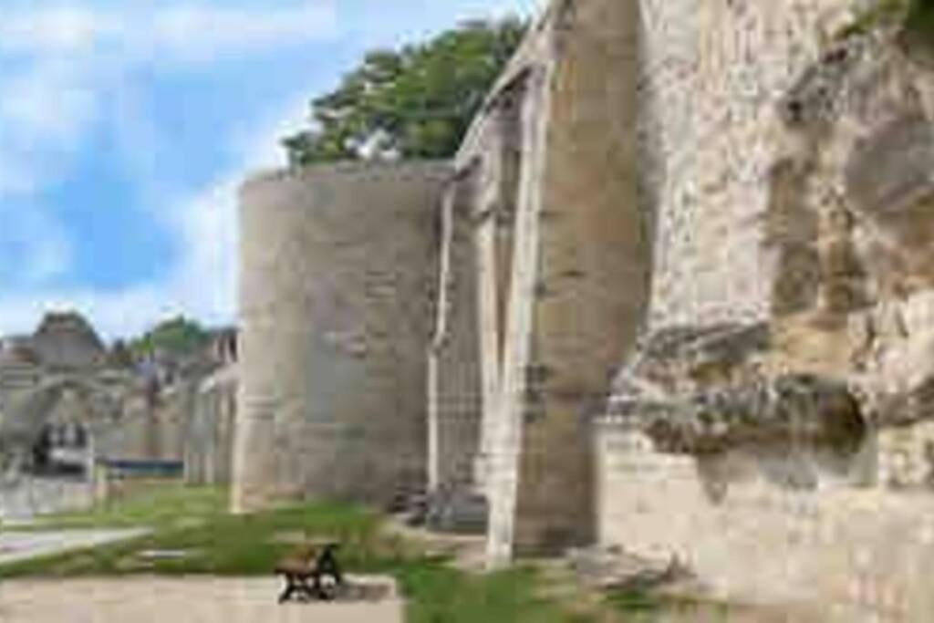 Laon :   Suite privée au pied de la Cathédrale  Esterno foto